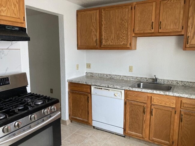 Building Photo - 2 Bedroom Condo for Rent