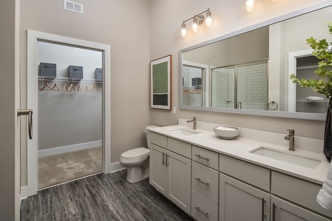 2BR, 2BA - 1,096SF - Bathroom