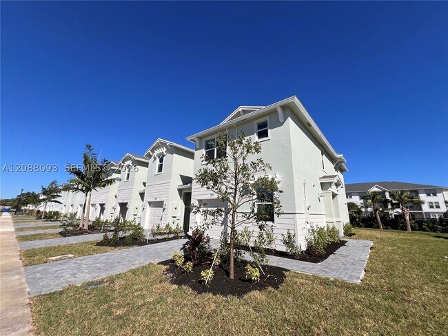 387 SE Crossoak Ln