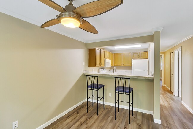 Open kitchen with breakfast bar - 10026 NE 127th Pl Unit D116