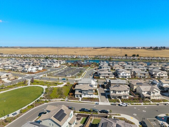 2476 Laramie Cir