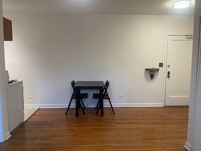 Living Room - 4425 N Lawndale Ave Unit 3B