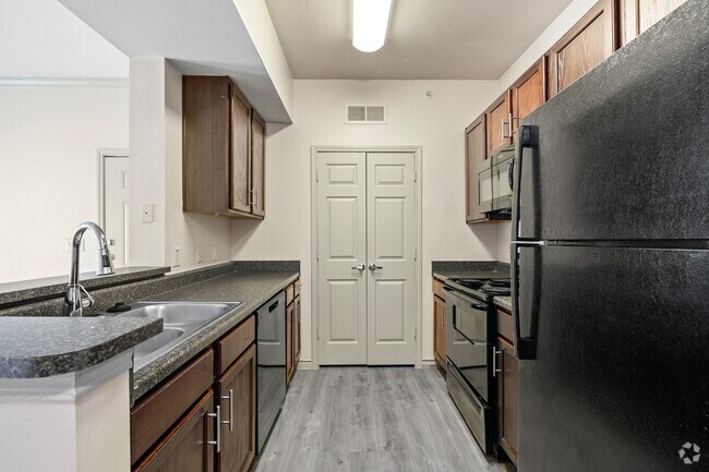 2BR, 2BA - 876SF - Kitchen