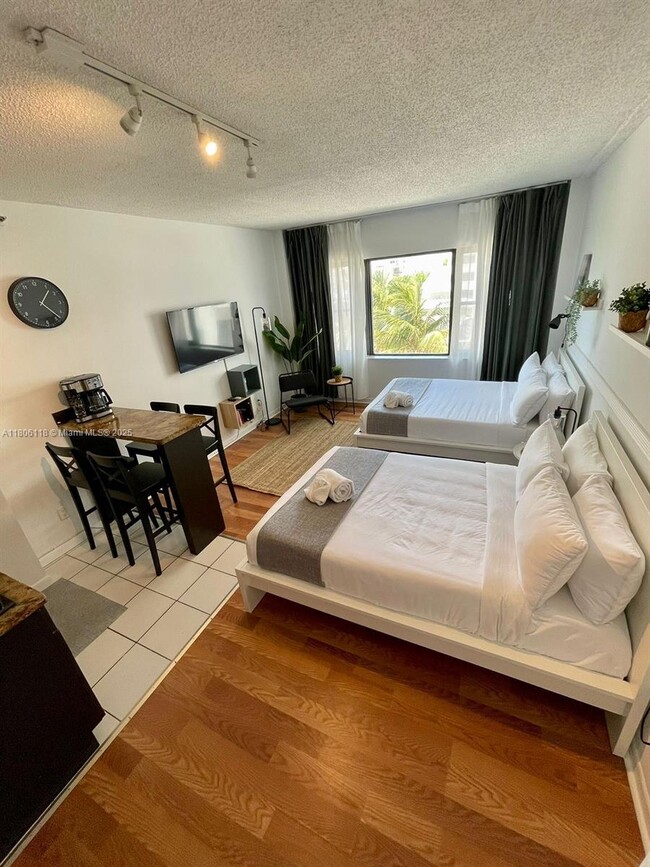 Photo - 6345 Collins Ave Unidad 526 Rental