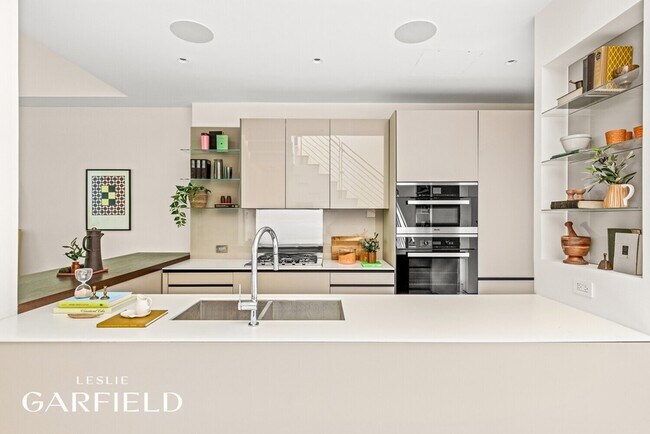 Photo - 240 E 61st St