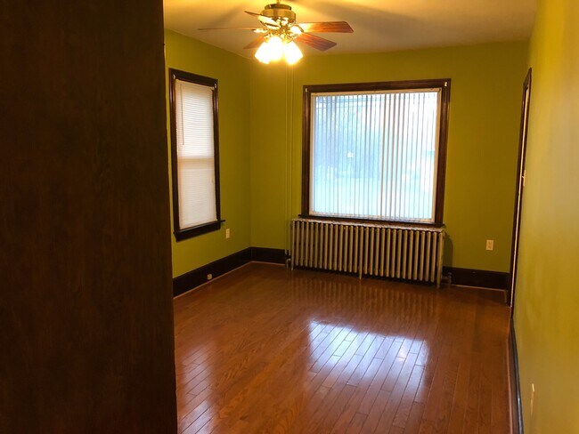 Dining room - 366 Main St