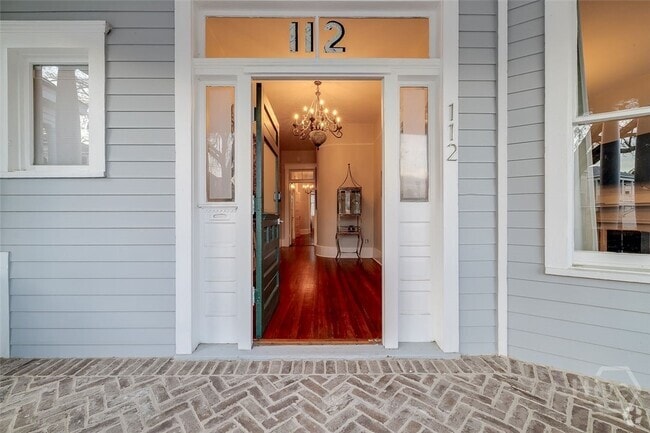 Building Photo - 112 W Waldburg St Rental