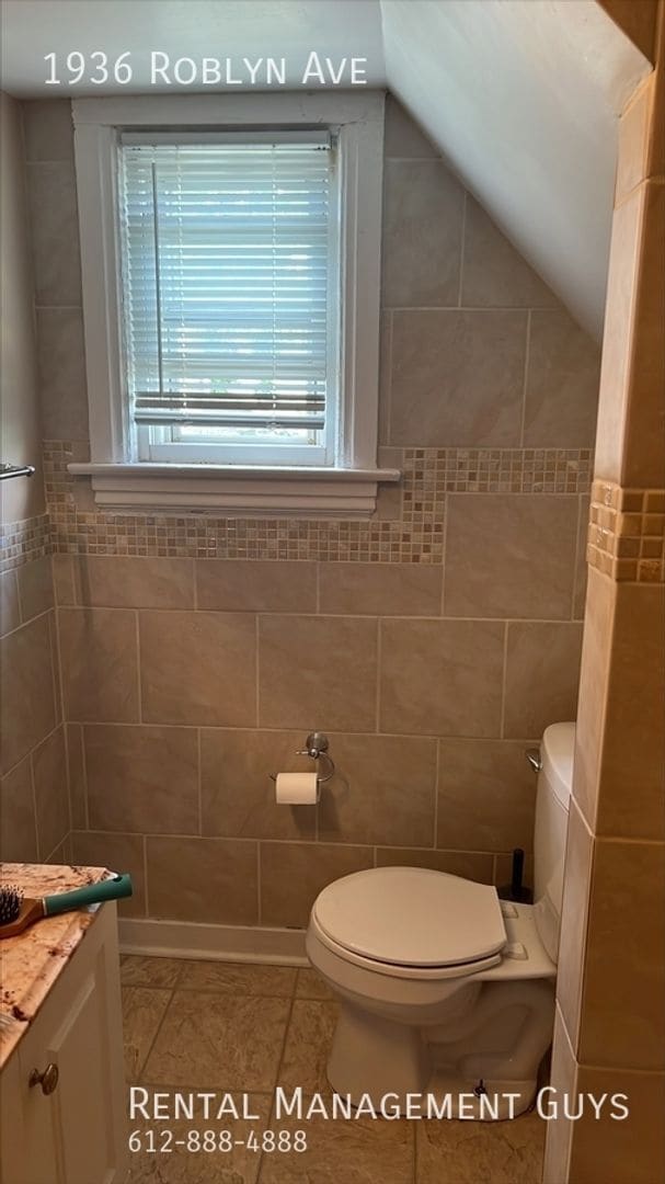 Photo - 1936/1938 Roblyn Ave Unit 1936