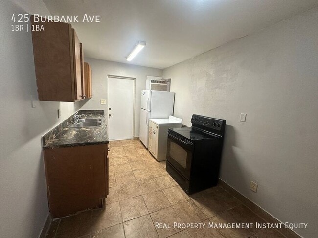 Photo - 425 Burbank Ave