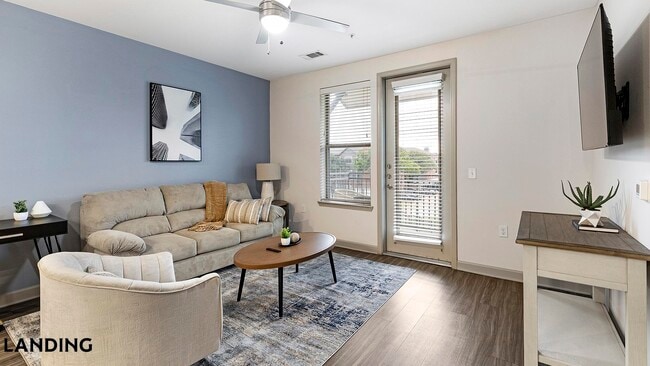 Building Photo - 2800 NE Green Oaks Blvd