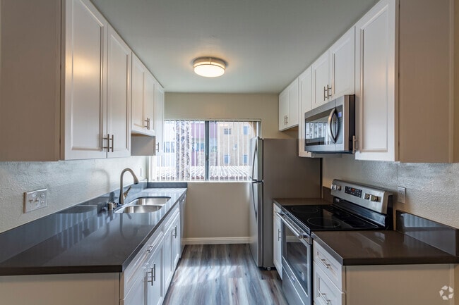 2 BR, 2 BA - 1079 SF