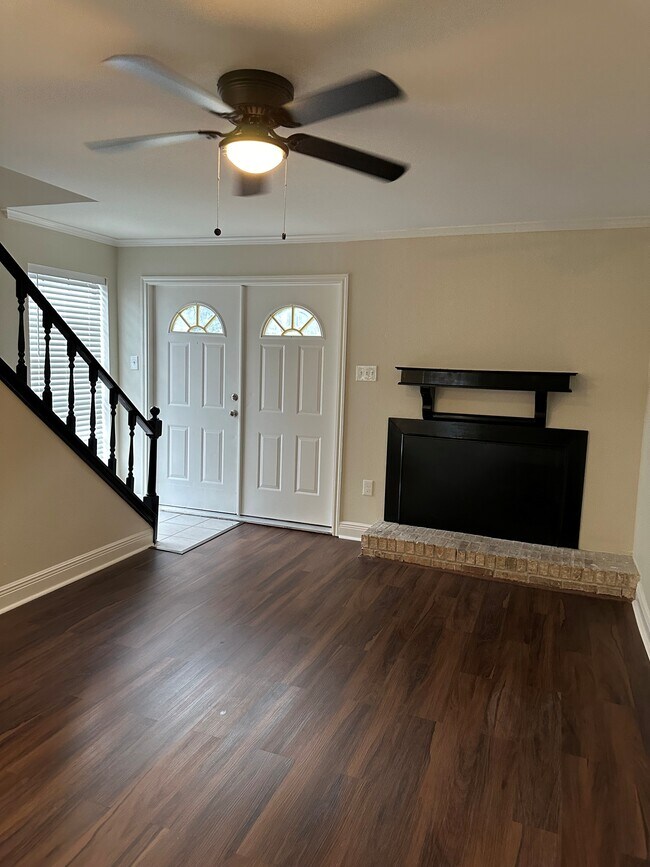 Photo - 421 Longwood Ct Unit A