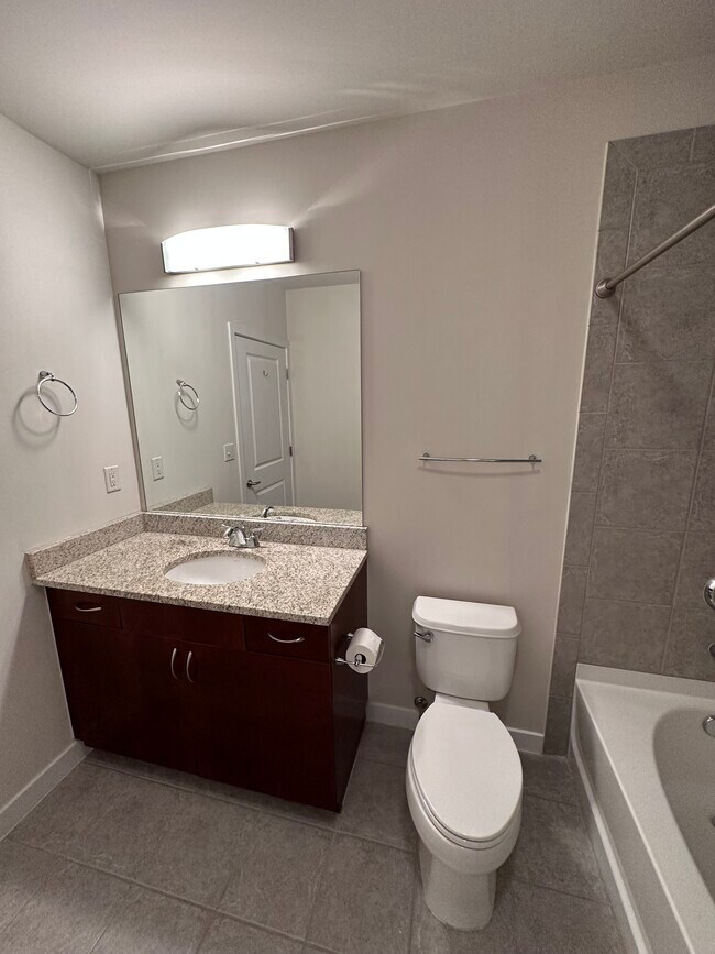 Bathroom - 400 W Peachtree St NW Unidad 3908