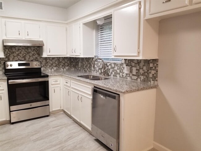 Building Photo - 237 N Forest Dr Rental