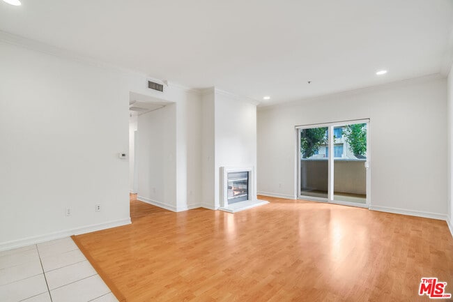 Building Photo - 2335 S Bentley Ave Rental