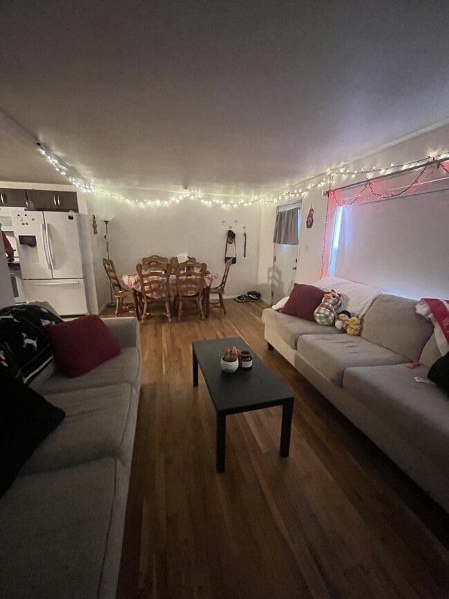 Photo - 662 Budlong St