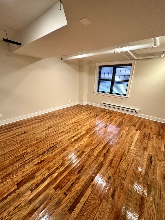 Building Photo - 845 W Agatite Ave