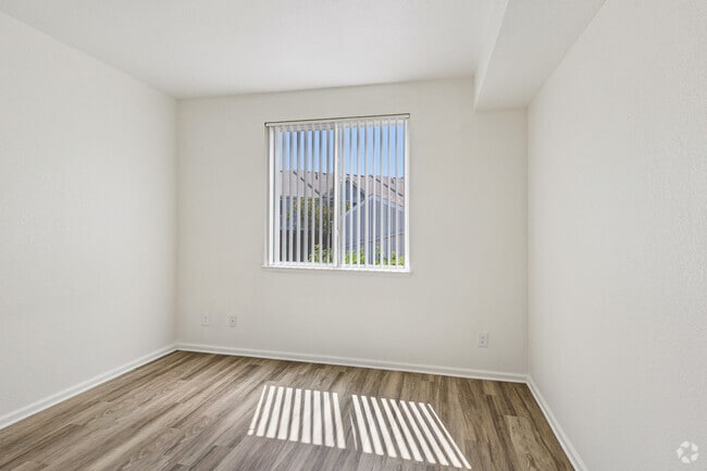 1BR, 1BA - 695SF - Bedroom