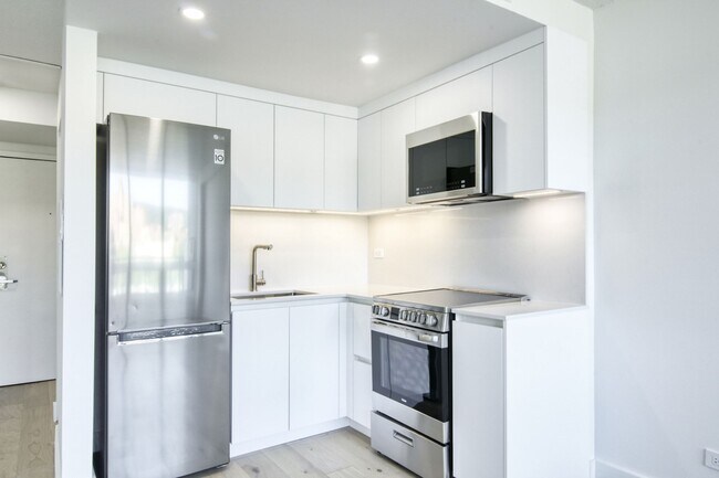 Building Photo - 1975 Maisonneuve Blvd W Unit 510