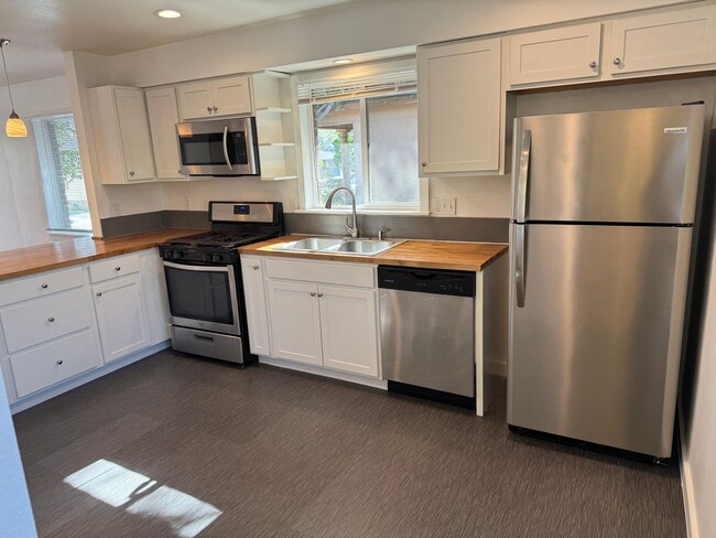 Building Photo - 326 Stewart St Unit 100