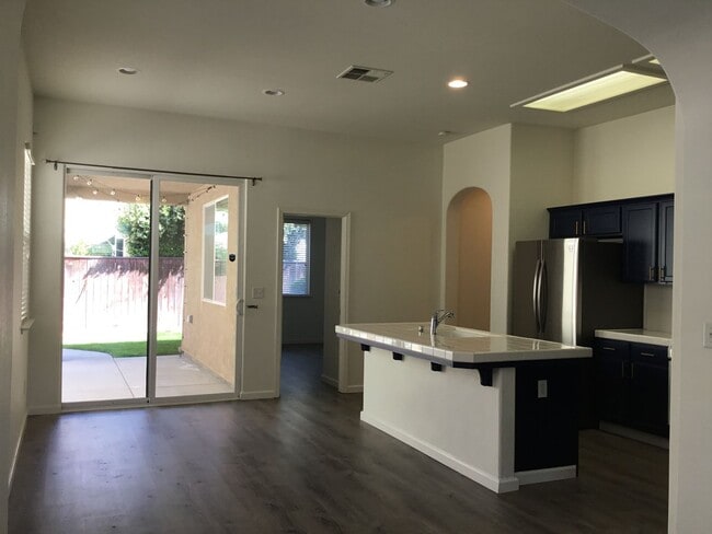 Photo - 637 W Fontaine Ln