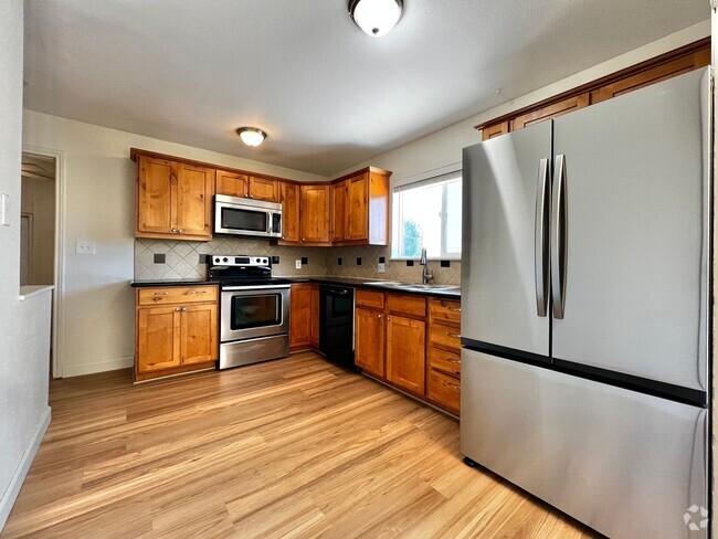 Building Photo - Beautiful 5 bed 2 bath House in Central Fo...