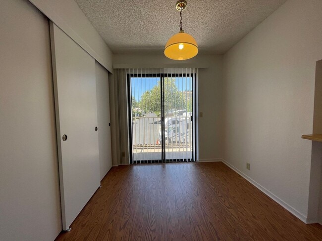 Photo - Upstairs 2 Bedroom 1 Bath Apartment in Ata... Unidad 9337-28