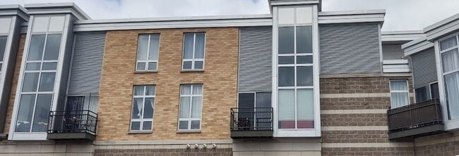 Building Photo - 2121 S Kinnickinnic Ave Unit 112 Rental
