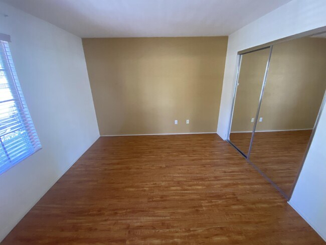 15048 Av. Venusto