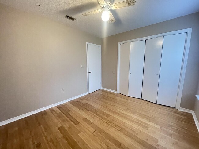 Photo - 421 Juniper Dr