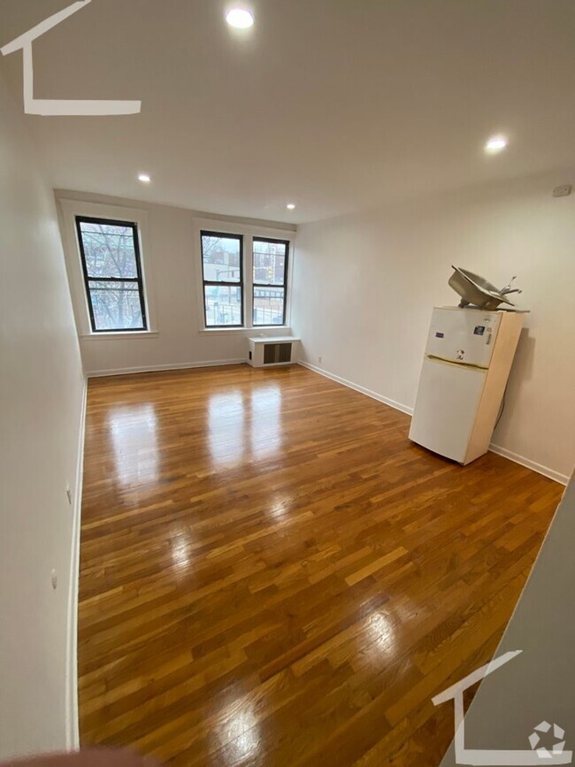 Building Photo - Affordable Student Friendly Apt in Heart o...