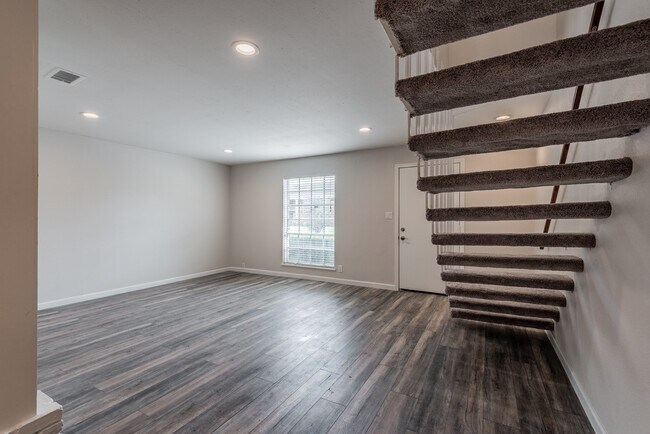 Photo - 2121 Fountain View Dr