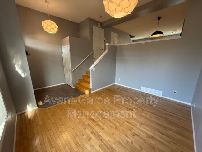 Photo - 8304-8311 11 Ave SW