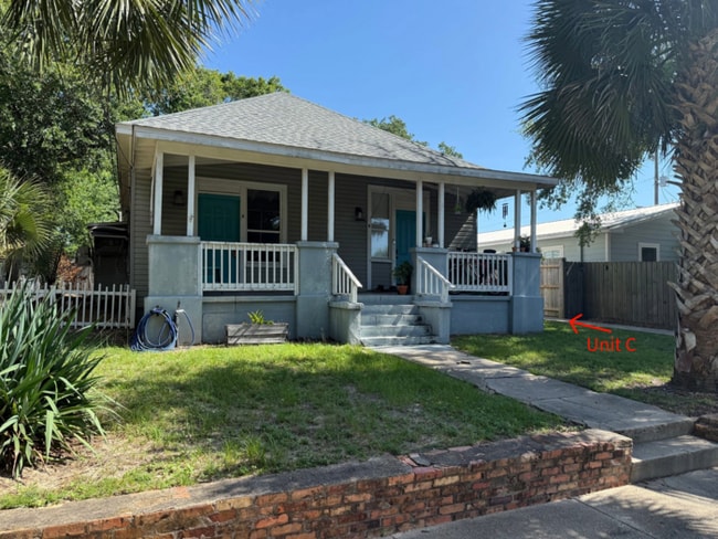 Building Photo - Pensacola - Downtown - 1 bedroom, 1 bathroom - partial utilities included
