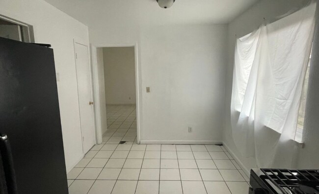 Photo - 581 Stratford Ct