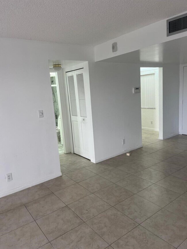 Photo - 6301 N University Dr Unidad 310