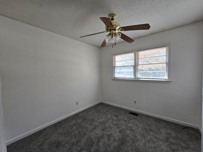 Photo - 1929 Crestview Dr