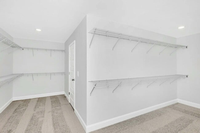 Building Photo - Spacious 3 bedroom in desirable neighborhood