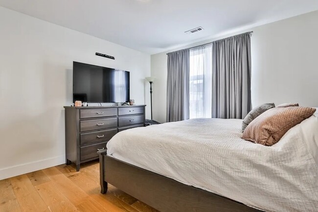 Photo - 250 Meridian St Unidad 411