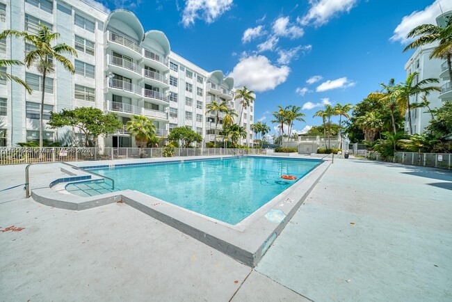 Building Photo - 498 NW 165th St Unit D-501 Rental