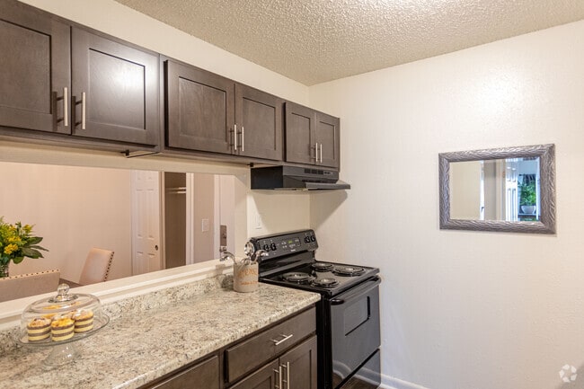 1BR, 1BA - 650 SF - Kitchen
