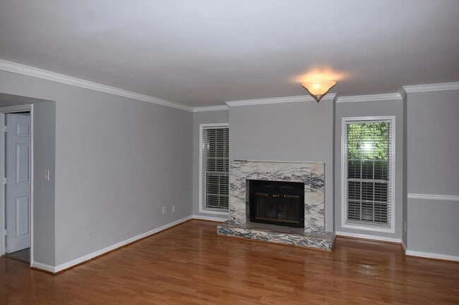 sala de estar con chimenea - 302 Lenox Way NE