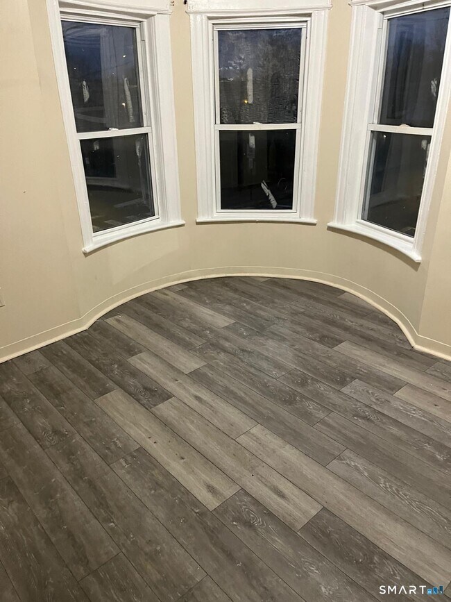 Photo - 800 Hallett St Unidad 2nd left