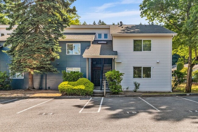 Building Photo - Large Remodeled 2bd, 1ba Condo Available i... Unit B8