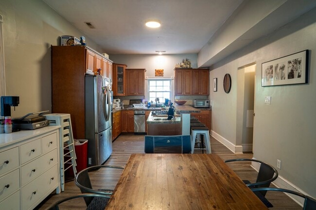 Photo - 1904 W Main St