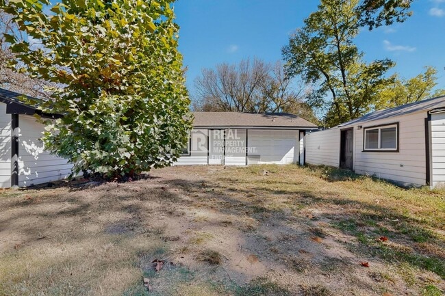 Photo - 631 W Baker St