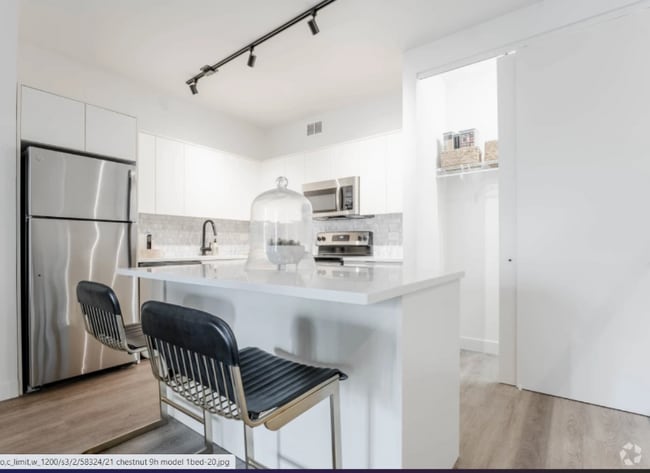 Building Photo - 21 E Chestnut St Rental