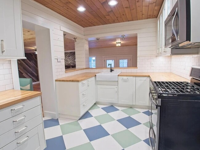 Photo - 821 Brett St