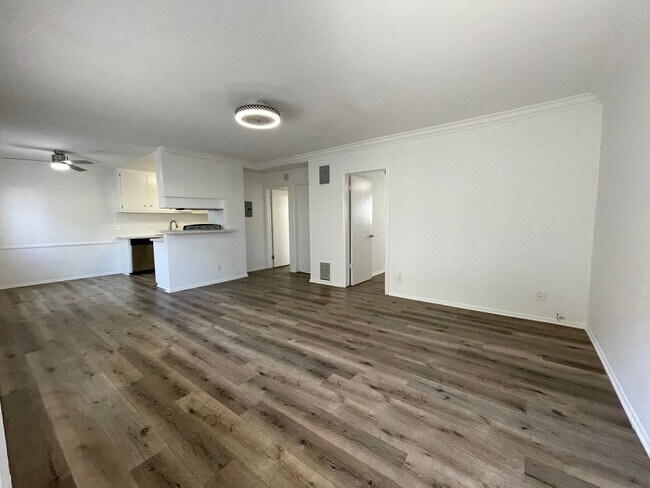 Photo - 15114 Dickens St.