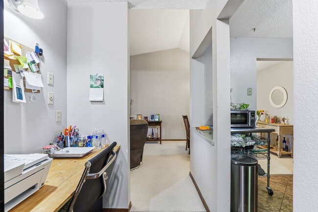 Photo - 3850 Plymouth Blvd Unidad 323